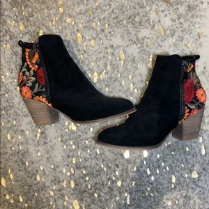 Embroidered black bootie